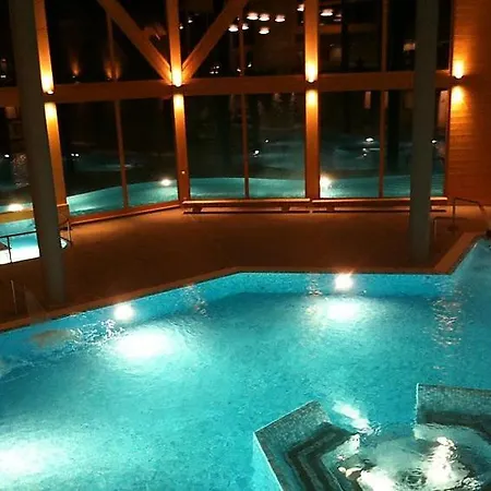 Sleeps 8 Pool Wifi 公寓